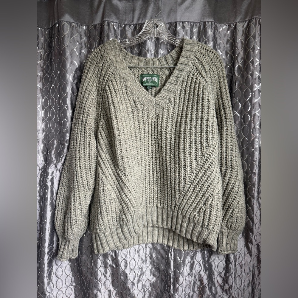 American Eagle Outfitters Olive V-Neck Sweater Size M